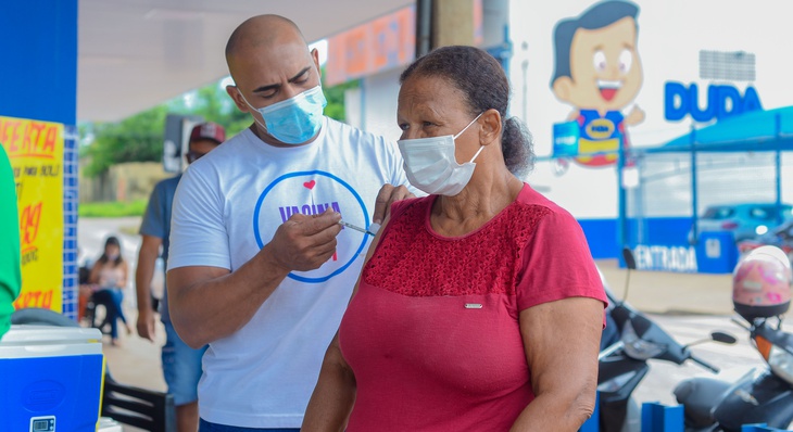 Rosângela Araújo, de 48 anos, moradora de Luzimangues aproveitou para se vacinar na Capital