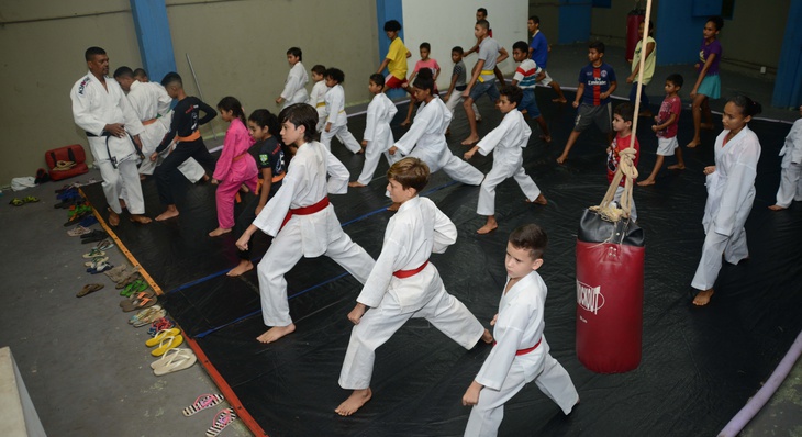  Atletas participam de aulas de karatê na escolinha da Fundesportes