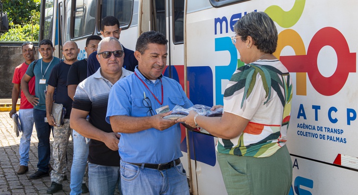 Servidores do transporte coletivo de Palmas recebem novo uniforme da ATCP