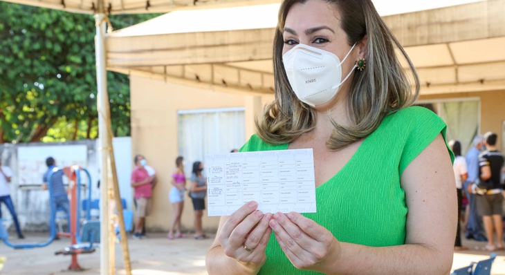 Prefeita Cinthia exibe cartão de vacina após receber dose da Pfizer