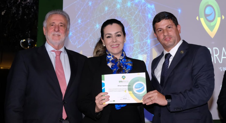 A prefeita de Palmas, Cinthia Ribeiro, recebeu oficialmente o título