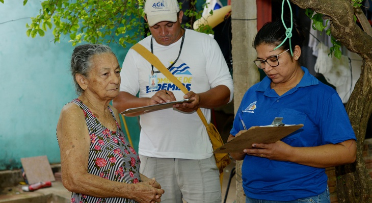 Dona Isabel ouviu atenta às recomendações dos agentes de Endemias e Comunitário de Saúde