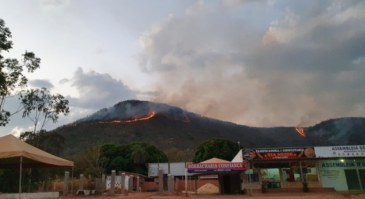 Equipes da Brigada de incêndio estão nesta segunda-feira, 30, na região de Taquaruçu Grande