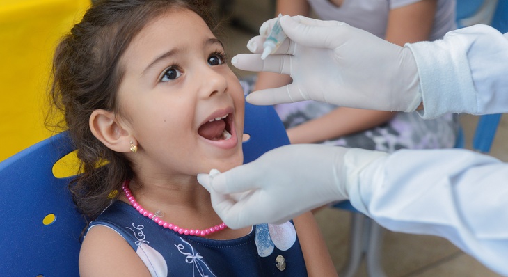 Vacina da pólio é oral e destinada a crianças maiores de 1 e menores de 5 anos de idade