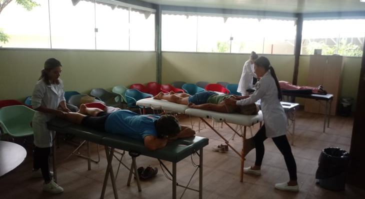 O grupo de alunos do Ceulp/Ulbra realiza atividades de fisioterapia em grupo com idosos do parque às segundas, terças e quintas-feiras