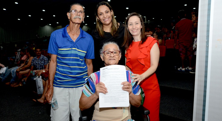 Família da dona Doroty Lamour Silva da Costa, 65 anos, foi a primeira entre as 256 famílias beneficiadas a celebrar o contrato