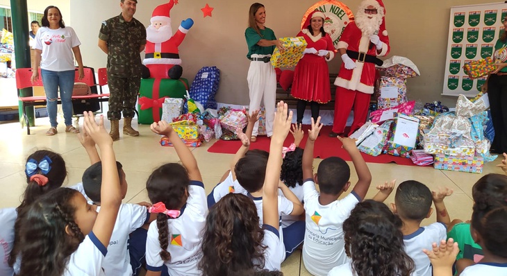 Todas as crianças matriculadas receberam presentes doados pelo Exército Brasileiro