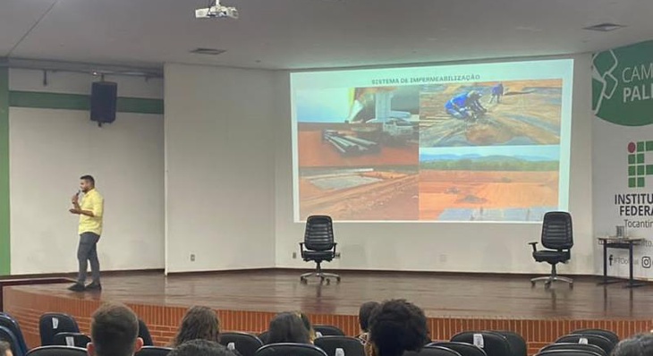 Bruno Mouzinho explica o processo de gestão de resíduos do aterro sanitário a alunos do IFTO