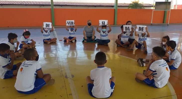 A turma do 2° ano da Escola Municipal Benedita Galvão realizou uma dinâmica na quadra para falar das diferenças