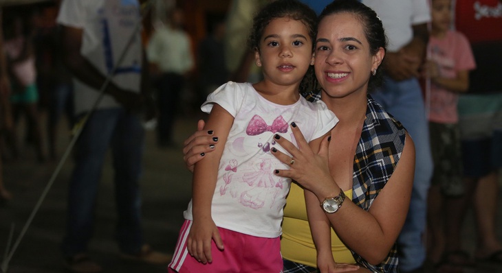 A pequena Maria Eduarda e a mamãe  Patrícia Costa dançaram muito acompanhando show na Arno 33 