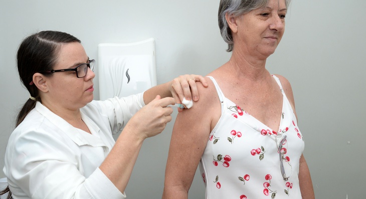 Nesta primeira etapa, do dia 23, idosos e profissionais da saúde são os primeiros grupos a receber as doses da vacina 
