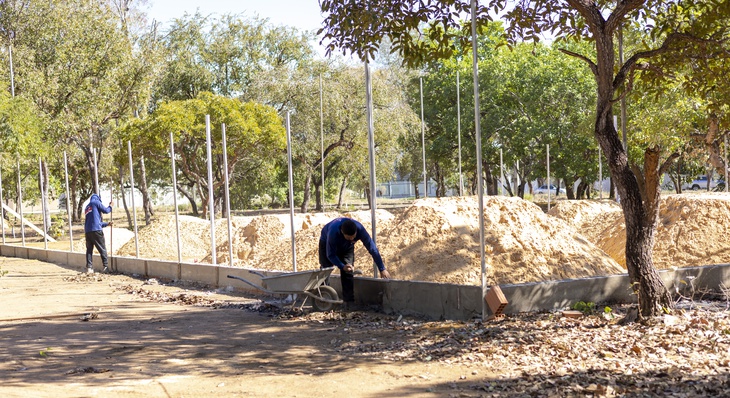 Funcionários realizam reboco de mureta que delimita quadra de vôlei de areia na praça em construção na Arso 22 (205 Sul)