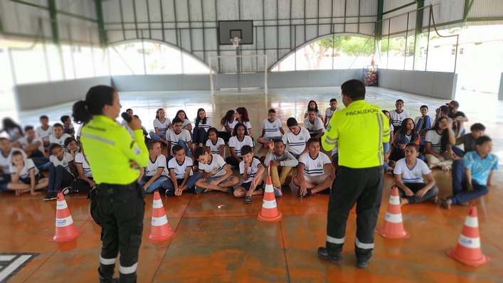 Alunos da Escola Municipal Crispim Pereira, em Taquaruçu, recebem orietações dos agentes de trânsito