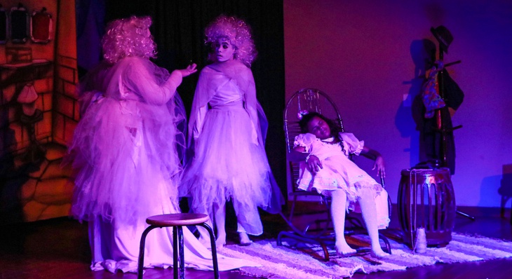 Os alunos do curso de teatro, ministrado pelo professor Felipe Trindade, encenaram a peça infantil ‘Pluft, o Fantasminha’, escrita pela dramaturga brasileira Maria Clara Machado