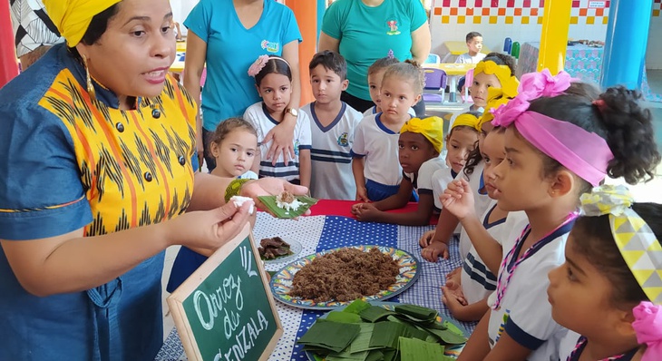 Chef Rut Almeida elaborou junto com as crianças do Cmei Irmã Maria Custódia de Jesus o arroz de senzala