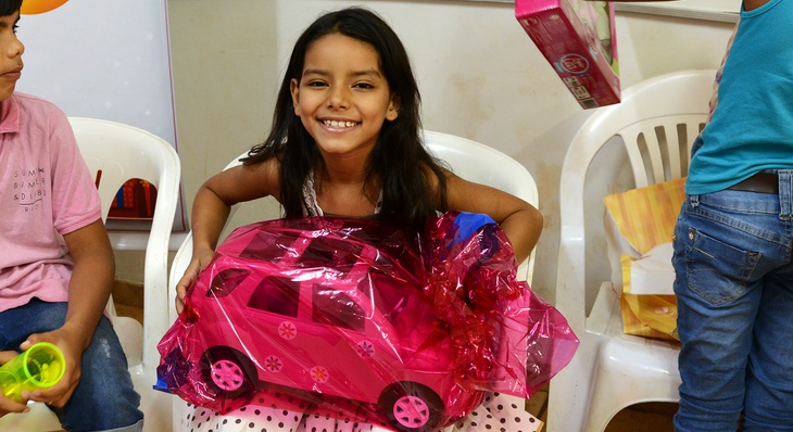 Elaine Mayeve, de oito anos, transbordava de alegria: “É o primeiro presente de Natal que estou ganhando”