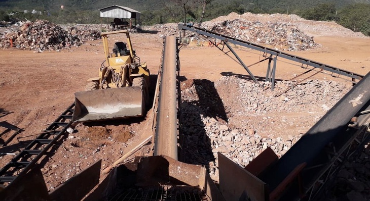 Máquina utilizada na separação de resíduos da construção civil em Palmas