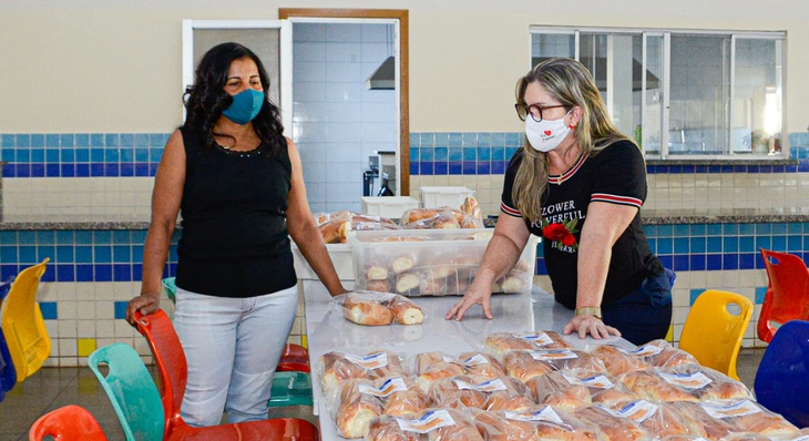 A secretária Cleizenir dos Santos esteve na ETI Almirante Tamandaré durante a distribuição dos pães às unidades