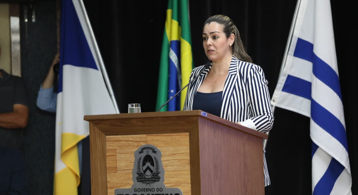 Cinthia Ribeiro: "é uma honra representar cada um dos meus colegas, das minhas amigas e amigos prefeitos no dia de hoje, e dizer que o Minha Casa Minha Vida está de volta"