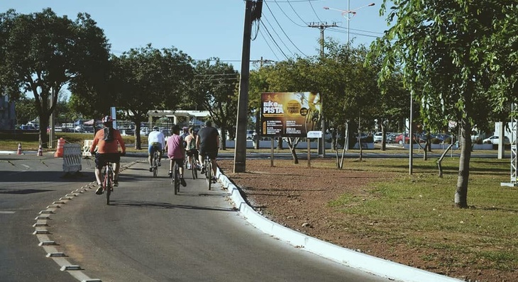 Ciclistas aproveitaram as avenidas interditadas, como a Avenida LO-05, para pedalarem com segurança