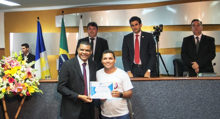 Gerente de Políticas de Drogas da Fundação, Bruno Mendes recebeu homenagem das mãos do vereador Rogério Santos
