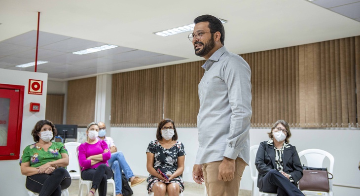 Roth Souza fala durante roda de conversa na Secom Palmas