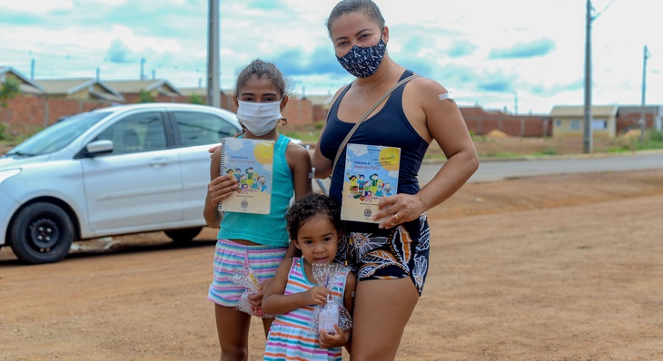 Ana Carla e as filhas aproveitaram o sábado para colocarem as vacinas em dia