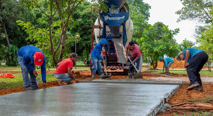 Aplicação de concreto em calçada reformada do Bosque dos Pioneiros