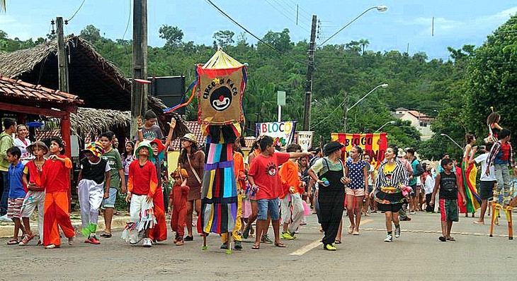 O Canto Carnaval tem programação diurna e noturna, com matinês e bailes durante quatro dias de Carnaval 