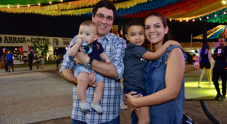 O casal de nordestinos Leandro Andrade e Isa Paula Araújo curtiu o forró do Coreto com os filhos Lucas Andrade  e Miguel Andrade
