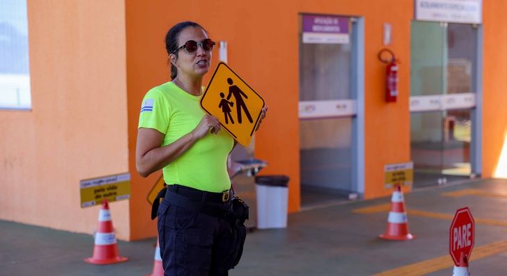 Gerente de Educação para o Trânsito, Carolina Santos de Sousa, conduziu atividade
