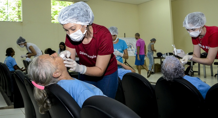 Os estudantes de Odontologia, acompanhados também da professora Ketlin Lara Vanzo, ajudaram na orientação dos idosos e na realização do autoexame bucal