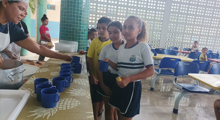 Crianças da Escola Municipal Antônio Gonçalves apreciaram milho cozido no lanche desta terça-feira, 27