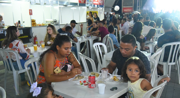 Os estantes e ambulantes dentro do ‘Capital da Fé’, na Vila Olímpica, atraíram famílias palmenses