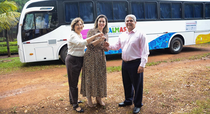 Durante a celebração, a prefeita Cinthia Ribeiro fez a entrega de um ônibus à Sedes, que será usado preferencialmente para as atividades com os idosos