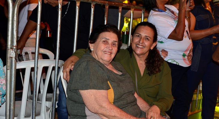 Mãe e filha, Joana Eufrásio, 84 anos,e Sédima Oliveira compartilharam a realização do sonho de assistir o show de Zezo