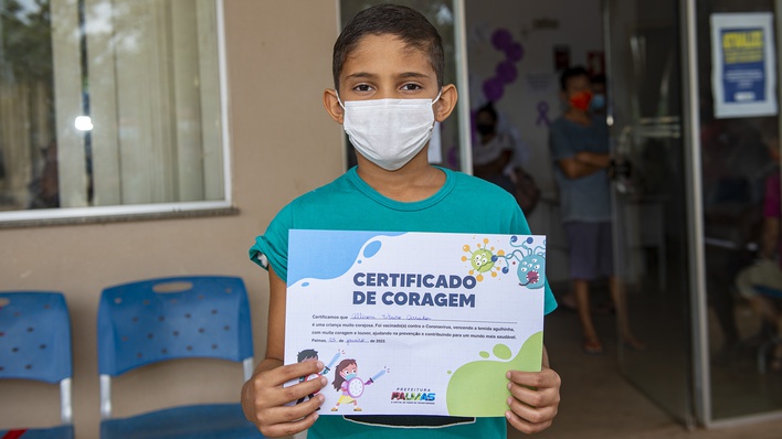 Alisson Brito Arruda, 10 anos, tratou de tomar logo a vacina para poder voltar a jogar futebol com os colegas
