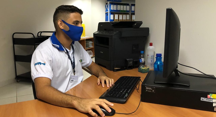 Carlos Eduardo Félix Pinto, 18 anos, está entusiasmado com a oportunidade de ganhar experiência em seu primeiro emprego