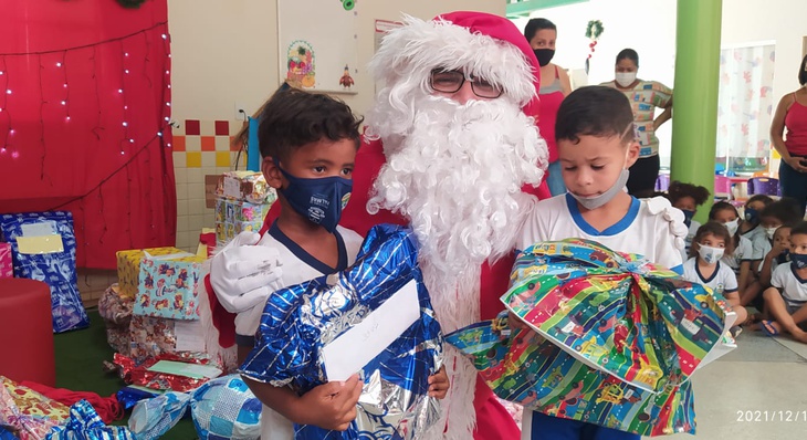 Crianças recebem presentes do Papai Noel