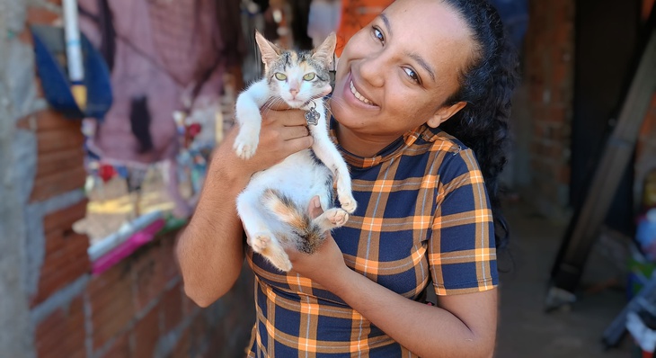Estudante Thaís Fernandes, 26 anos, com sua gata Estrela, 4 meses, em campanha de vacinação anterior