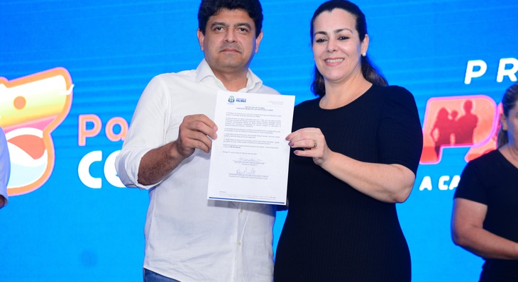 Secretário da Fundesportes Raimundo Júnior e Cinthia Ribeiro após assinarem lançamento do edital do Programa Bolsa Atleta