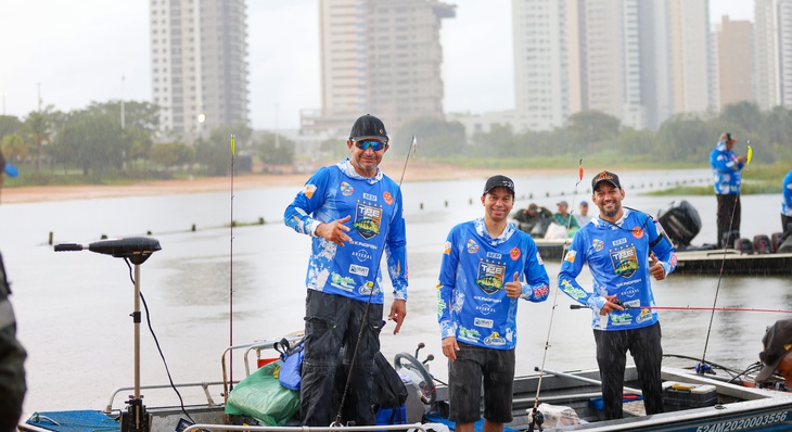 Embarcação composta pelos competidores, Jales e Ailton Gomes e Edson Lima, no 2º Torneio de Pesca Esportiva do Tocantins