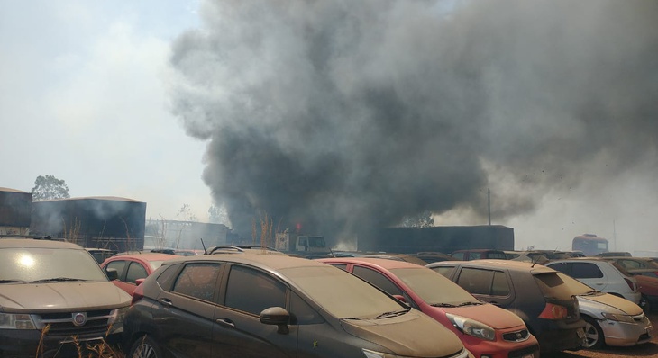 Incêndio atingiu carros estacionados