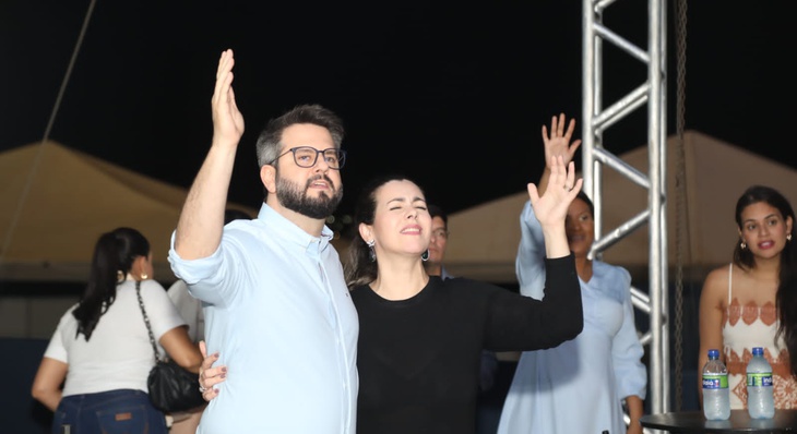 Prefeita Cinthia Ribeiro, ao lado do marido, o deputado estadual Eduardo Matoan, participou da primeira noite de programação do evento