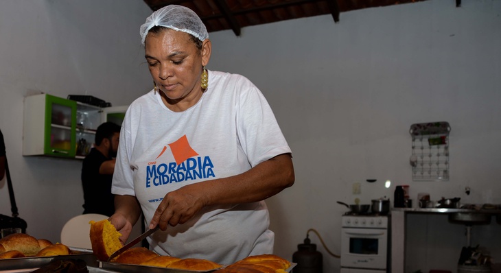 Neuzivan Duarte ensina técnicas de fabricação de pães e bolos para geração de renda