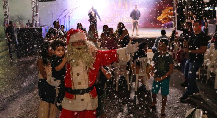 Comunidade da região sul da Capital recepciona espetáculo lúdico com a chegada do Papai Noel e neve artificial
