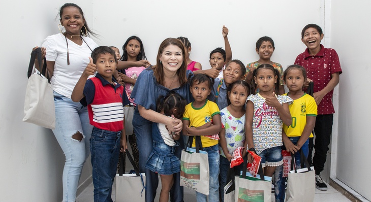 Entrega do kit escolar pela secretária Adriana Aguiar para crianças das famílias indígenas