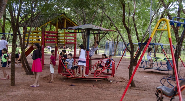 As crianças também tem diversão garantida nos parques, praias e praças em Palmas
