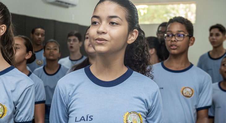 Laís Santos Neri é uma das alunas do Coral e Orquestra Jovem da Guarda Metropolitana