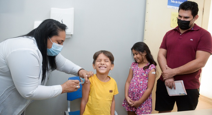 Clebson Raul levou os filhos Maria Clara e Clebson Filho para tomarem a vacina da febre amarela que estava atrasada.